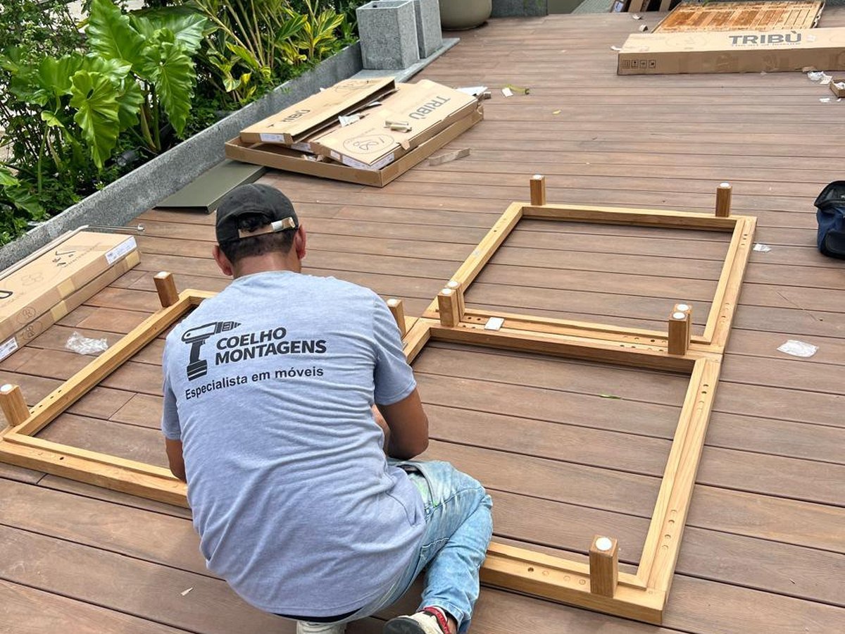 Montador da Coelho Montagens realizando montagem de estrutura de móvel em área externa