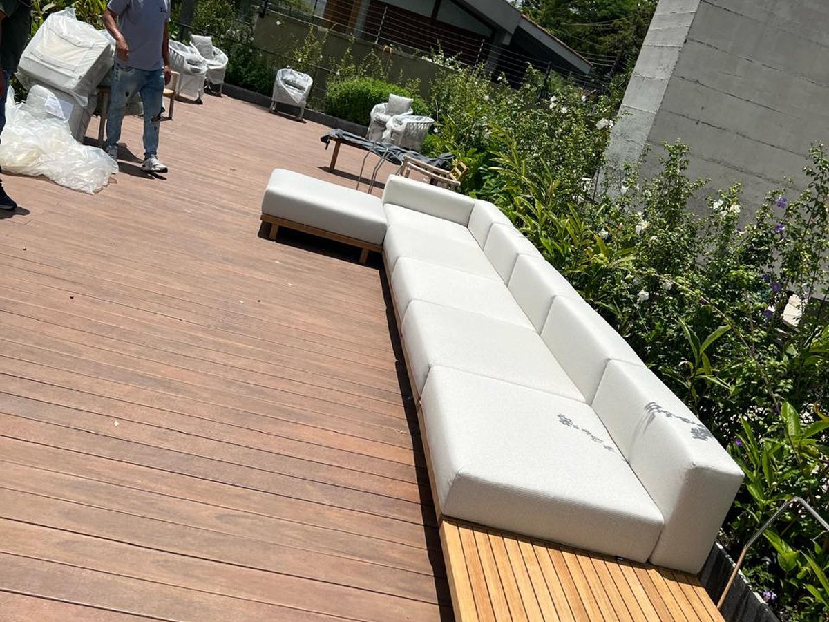 Sofá modular sendo posicionado em deck externo durante remanejamento